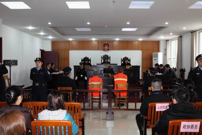 广西龙江河污染案两名涉罪官员受审
