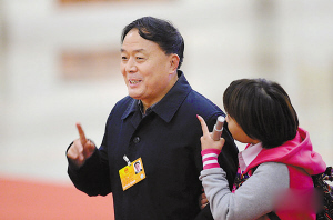 生拉硬拽加卖萌 造就两会"拦部姐"