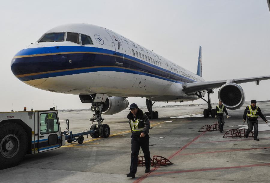 3月12日,乌鲁木齐机场边检站工作人员为乘坐中国南方航空cz6053次航班