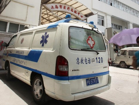 一条微博内容引发不少网友关注:一辆有着救护车涂装的车辆开至上海市