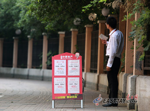 图为斜土路上,路上行人寥寥,房产中介销售员小孙在守株待兔。 东方网记者刘歆7月11日摄影报道:大哥!买套房吧!徐汇区斜土路上的一片树荫下,房产销售顾问小孙一边把手里的地图当扇子,一边在空荡荡的路上守株待兔。当日,上海最高温度达38.4度,再次拉响高温橙色预警。 与上海连日火热高温相反,最近的二手房市场则表现冷淡。受到高?#32511;?#27668;影响,不少房产中介门店的上门客和带看量明显减少。小孙告诉记者,最近二手房生意不好做,因为天气炎热,让看房客望而却步,客流少了3到5成。眼下,他和同事们每天都在路上摆摊战高温