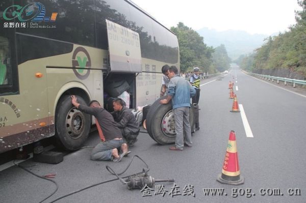 客车高速爆胎,危险!高速交警救援,及时!