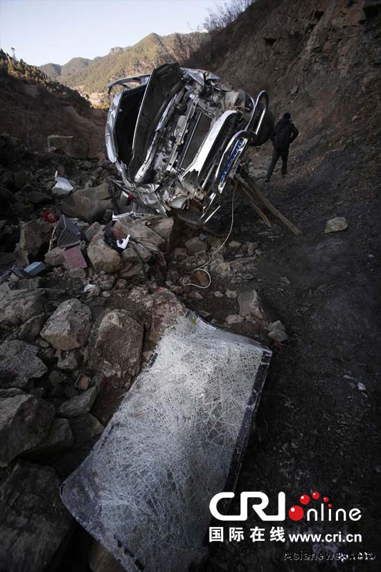 云南一面包车坠入百米深沟 车上12人全部死亡(组图)