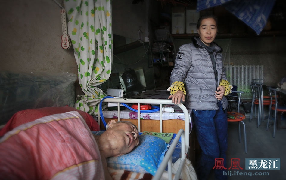 老人躺在新买的床上,表情痛苦.