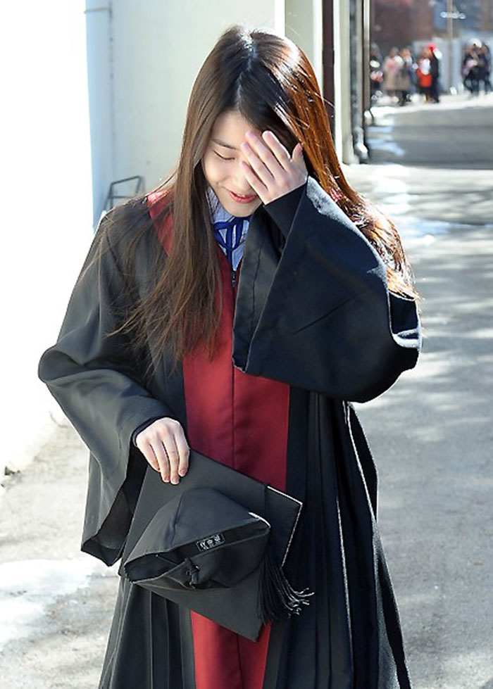 同德女子高中,当地时间02月09日上午,韩国国民妹妹iu为了参加高中毕业