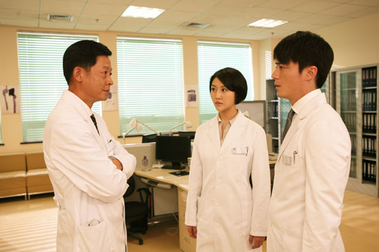 由陈燕民执导,王志文,霍建华挑梁的医疗励志电视剧《感动生命》正在