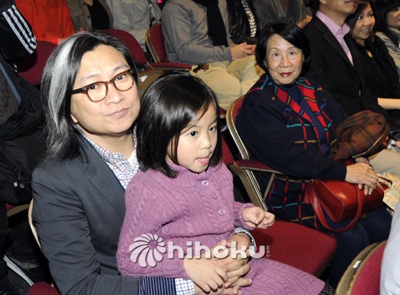 陈可辛与女儿陈是知在台下欣赏君如的演出