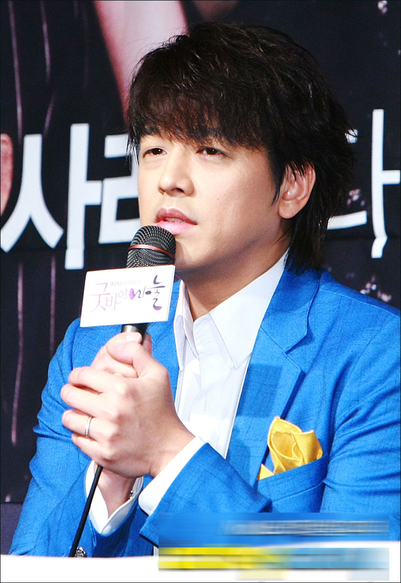 高清:柳时元出席《再见老婆》发布会 被离婚戒指不离手