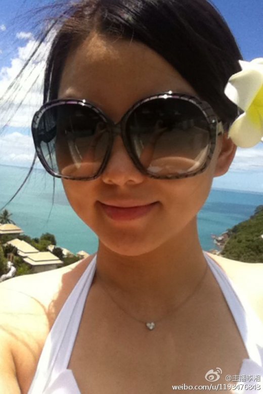 高清组图李湘携夫度假破离婚谣言头戴鲜花泳衣出镜