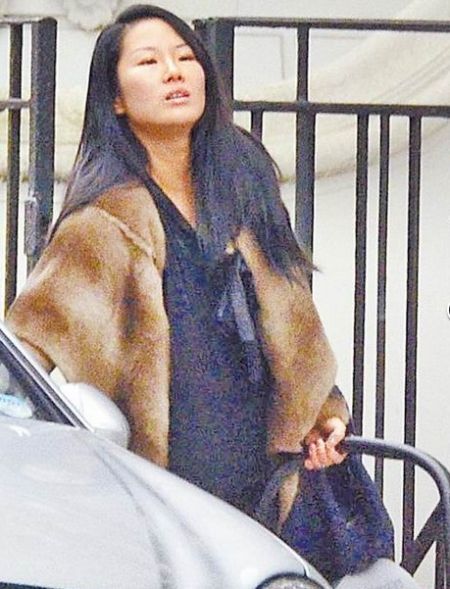 休·格兰特前女友洪婷兰拎着婴儿篮外出.