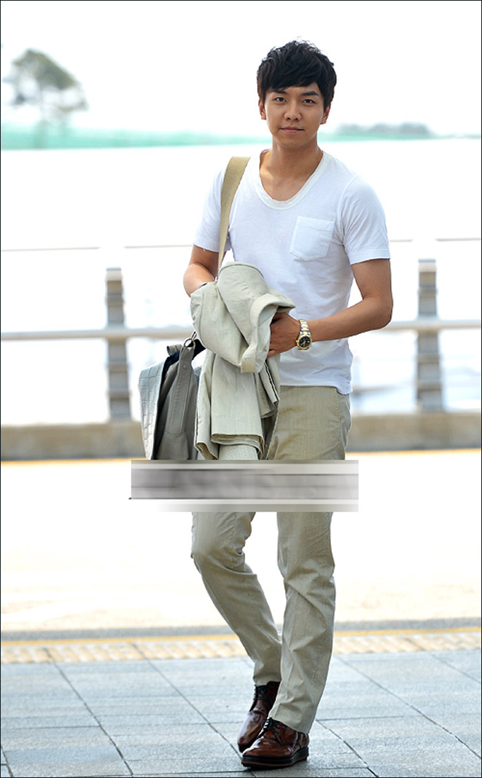 奥运火炬手李胜基现身机场铁杆球迷赴欧洲杯赛场