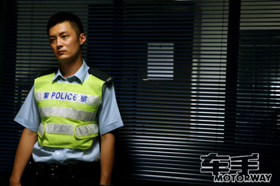 余文乐饰演警察