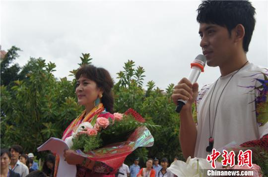 宗庸卓玛携子扎西顿珠亮相玉溪,现场教唱歌.王洋摄