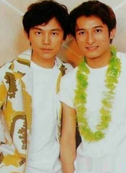 何炅晒与李维嘉17年前旧合照 感叹朋友就是这样