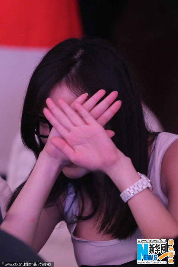 倪妮素颜低调视察冯绍峰开工捂脸挡镜避抢风头