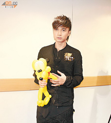 古巨基笑言在漆黑环境下献唱,心情有点紧张.