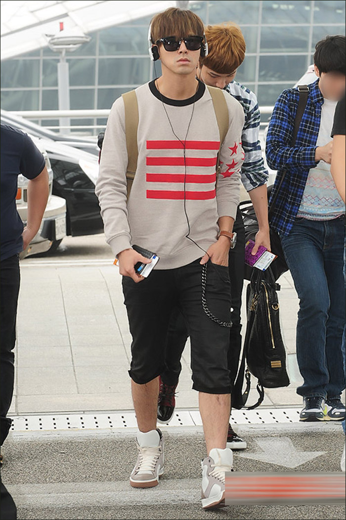东方神起现身机场郑允浩胡子拉碴全程黑面高清组图