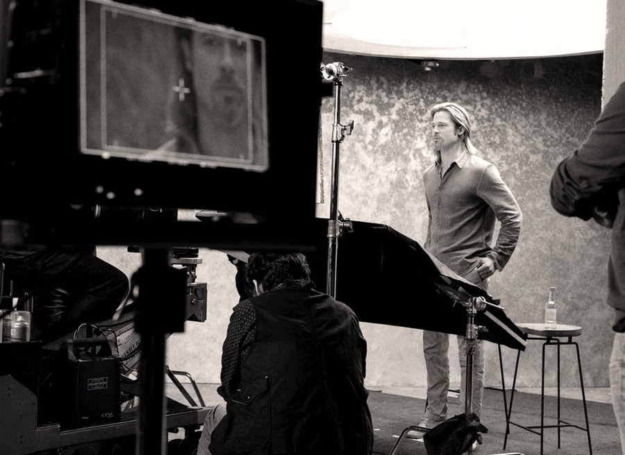 布拉德皮特代言香奈儿5号照片曝光穿白衬衫玩硬朗