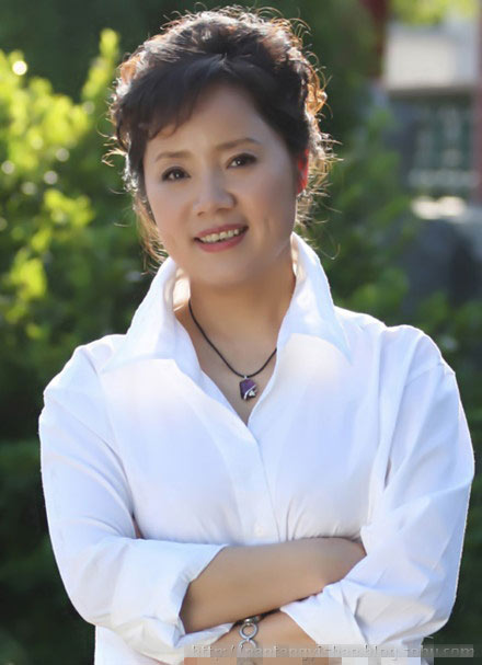 54岁"琼瑶男星"岳跃利 20岁靓女儿首曝光