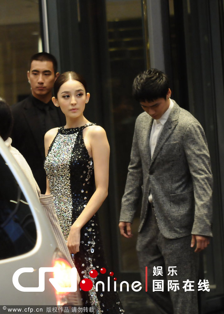 古力娜扎着无袖露背装现身酒店门口 蒋劲夫不敢直视含羞上车