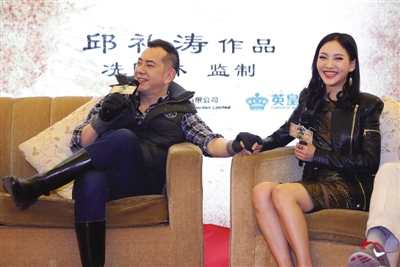 发布会现场,黄秋生与片中饰演其红颜知己的周楚楚"牵手示爱" 新京报