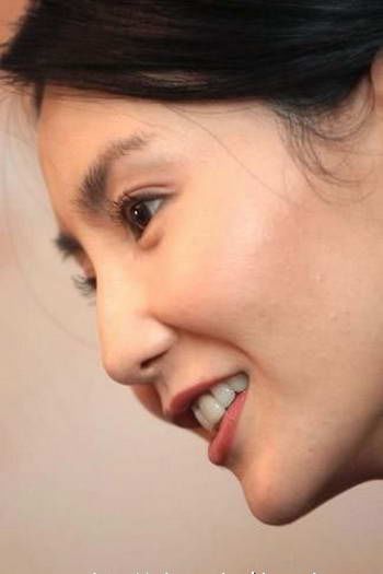 张曼玉的是气质美人的代言人,虽然她的美丽备受争议,但气质是毋庸置疑