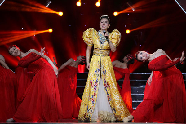 光荣绽放十大青年民族唱法演唱会陈思思惊艳