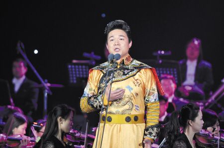 青歌赛美声唱法王传越夺冠租万元龙袍霸气外露