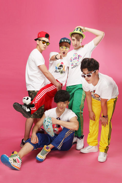 0086男团全新写真曝光 青春帅气悠闲一夏