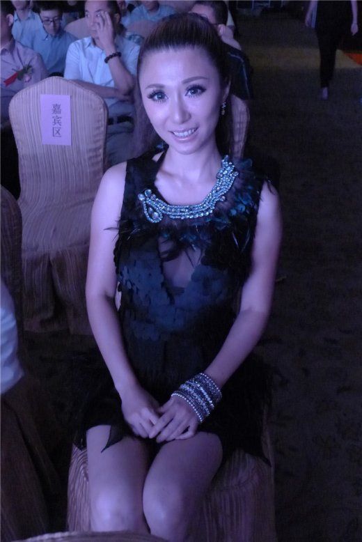 高维那出席疯狂导演首映谈音乐不谈吴秀波